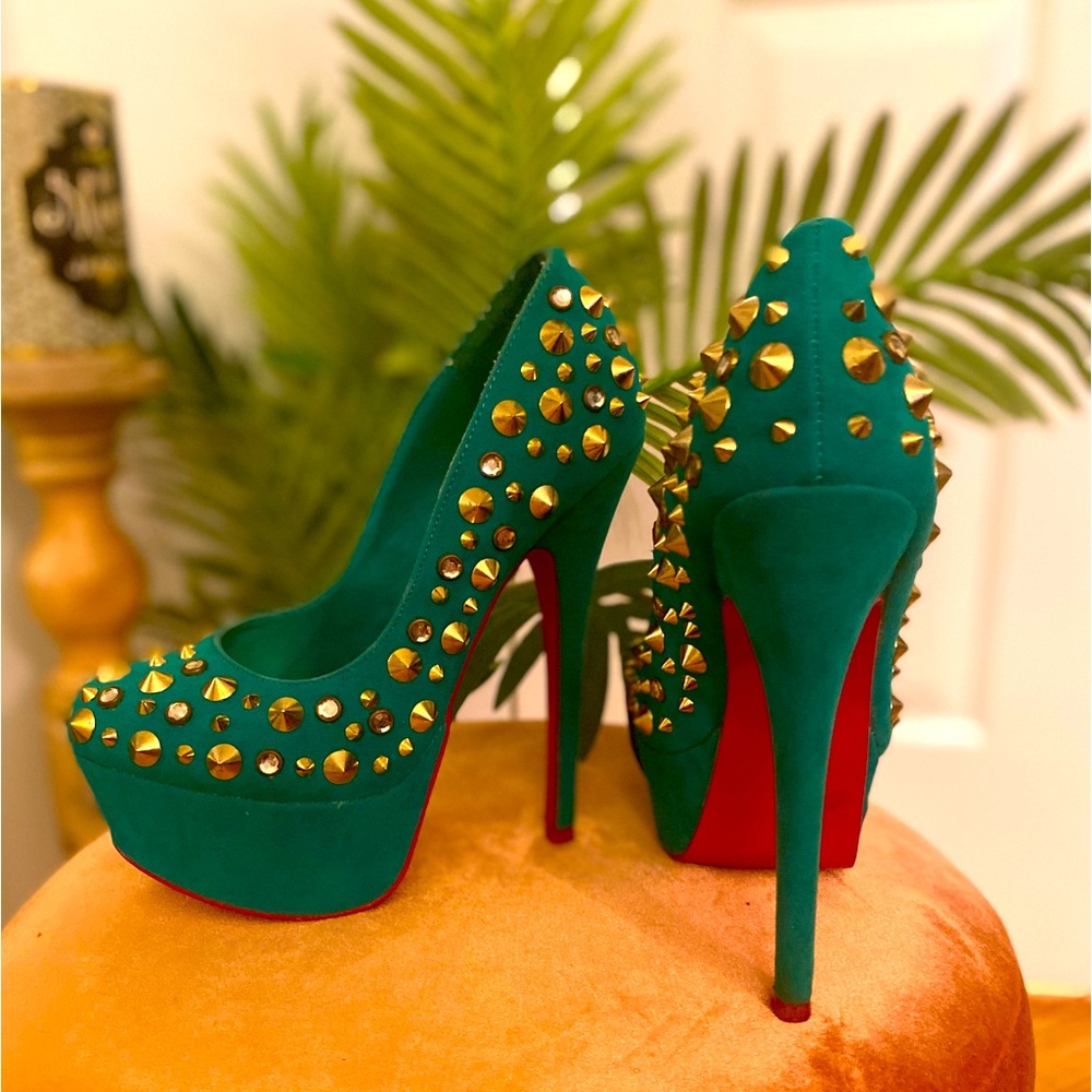 Red bottom emerald green surfed studded pumps 5.5